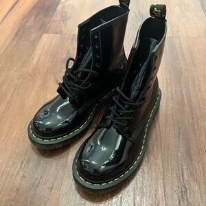 NWOT DR. MARRENS 1460 WOMEN'S PATENT LEATHER LACE UP BOOTS SHINY BLACK SIZE 7